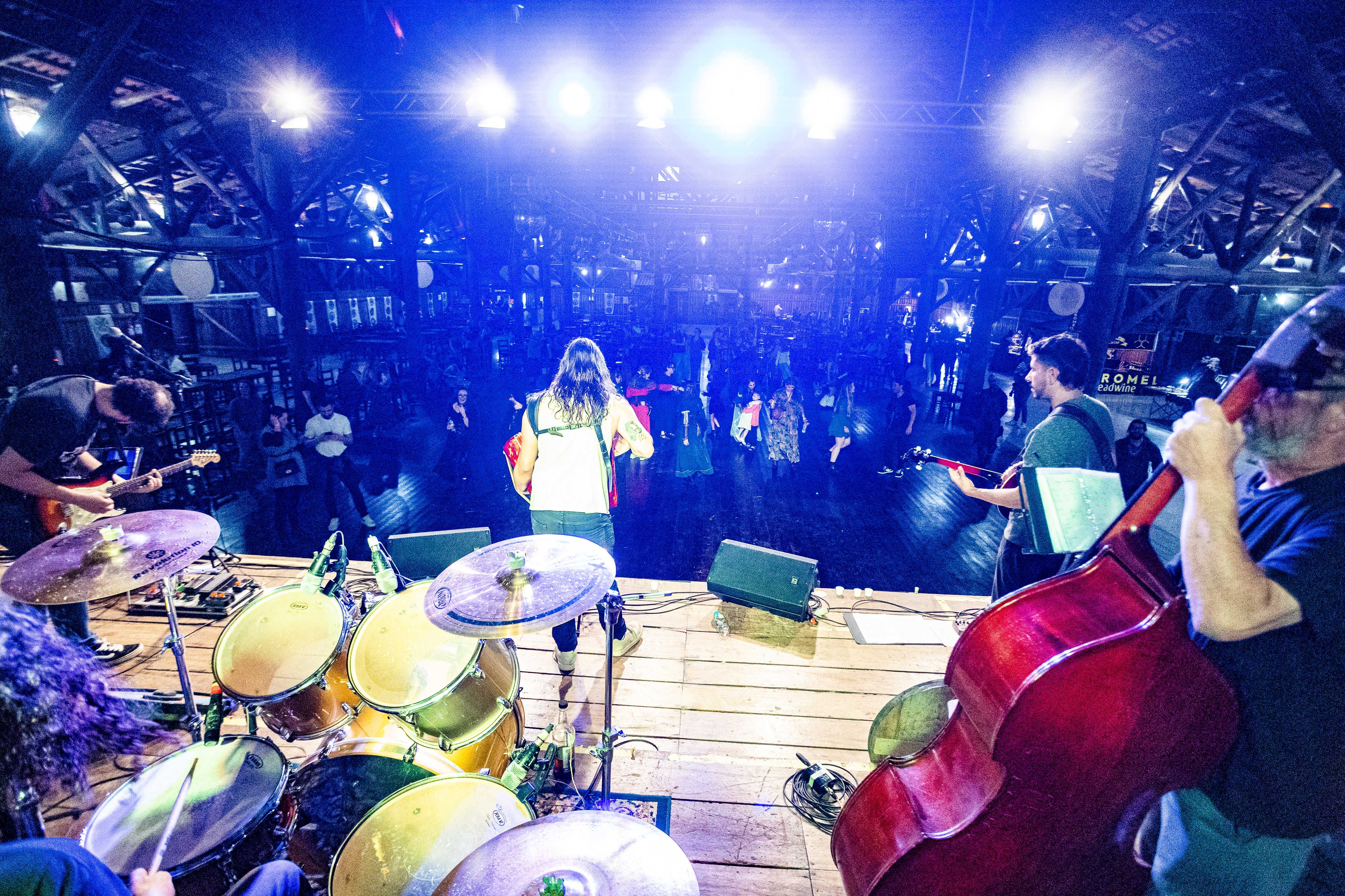 Shows de música folk e rock medieval no Festival Viking