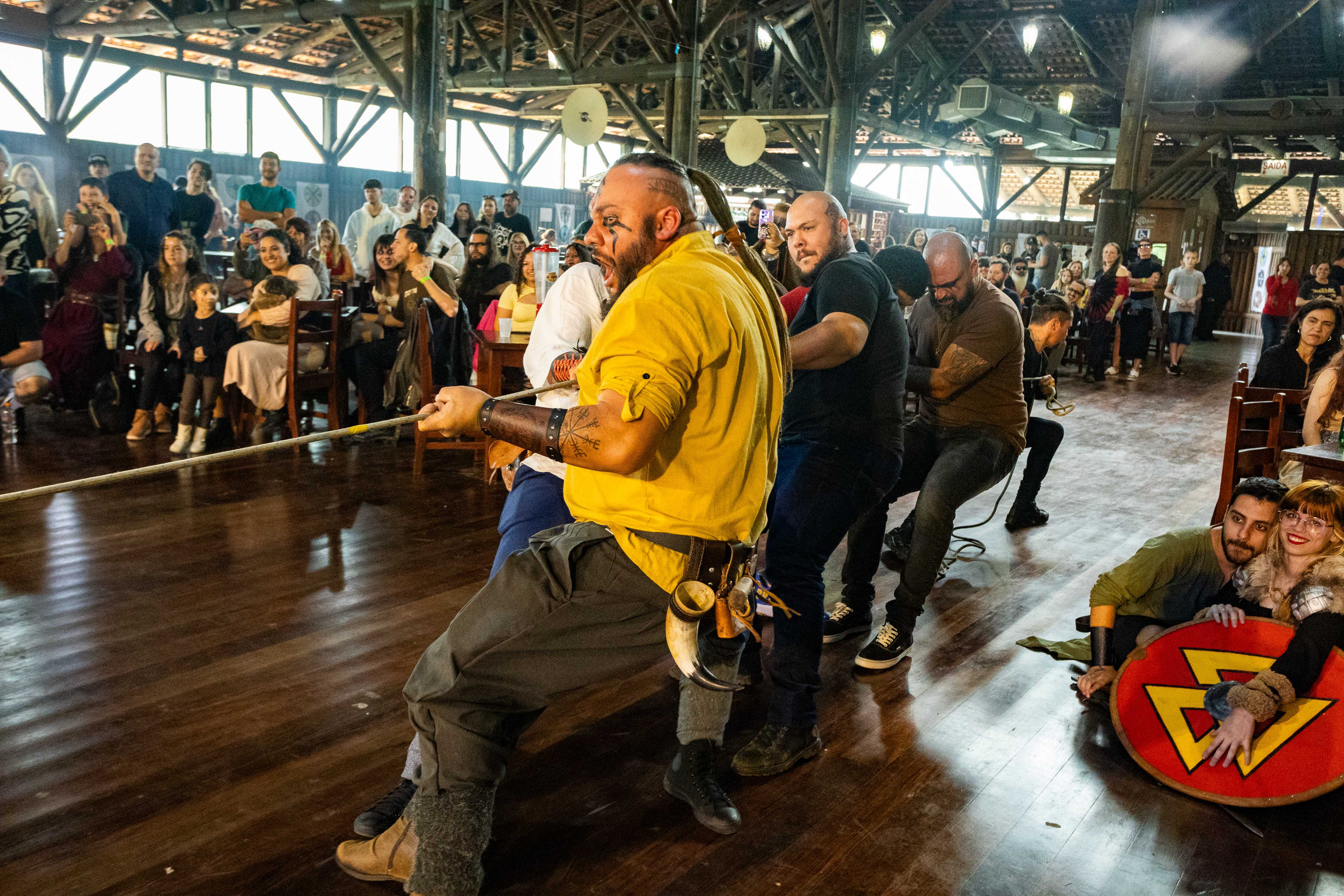 Jogos e batalhas com lançamento de machado no Festival Viking